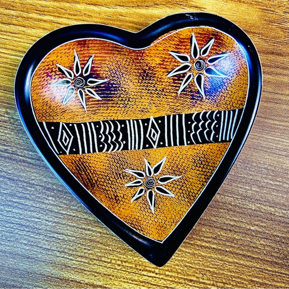 African Stone Heart Dishes, Hand-Carved/Painted, Kenya Tribal Folk Art Set 4 - Picture 6 of 14